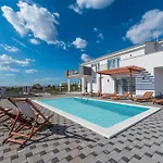 In Croatia By The Adriatic Coast فيلة